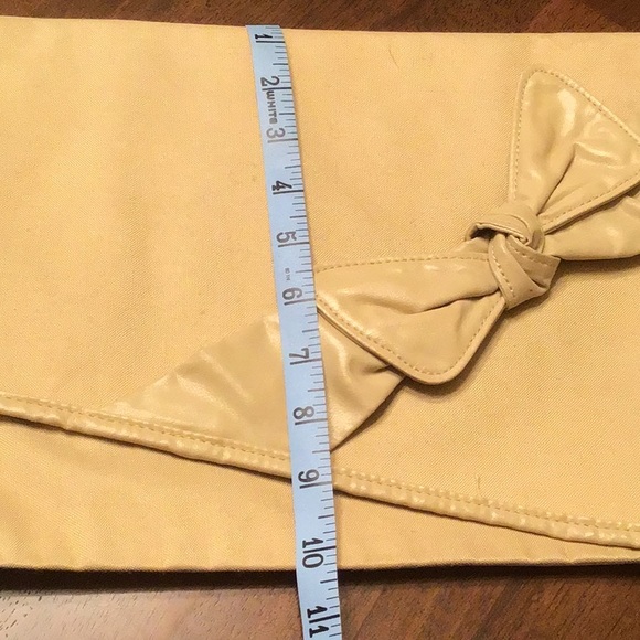 Vintage tan canvas clutch w bow - Picture 4 of 6